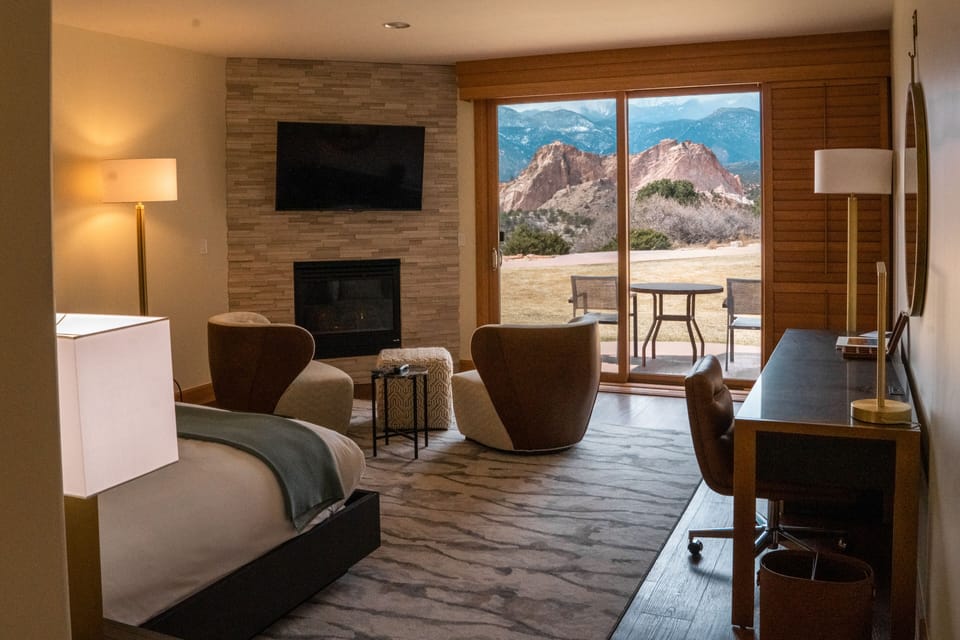 Club Room, 1 King Bed (Lodge) | Premium bedding, down comforters, in-room safe, desk