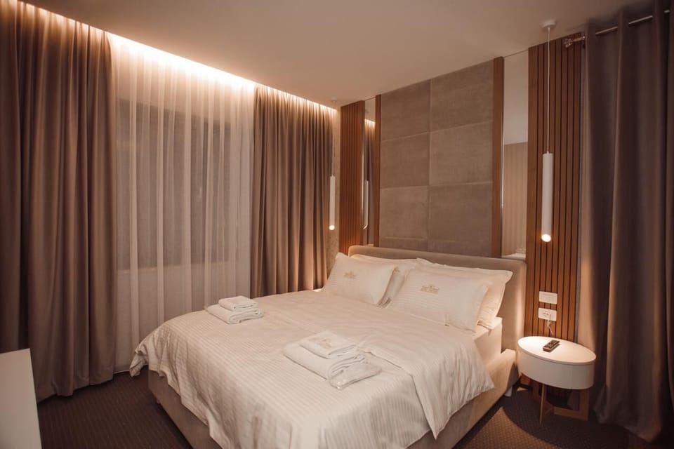 Deluxe Double Room | Minibar, free cribs/infant beds, free WiFi, bed sheets