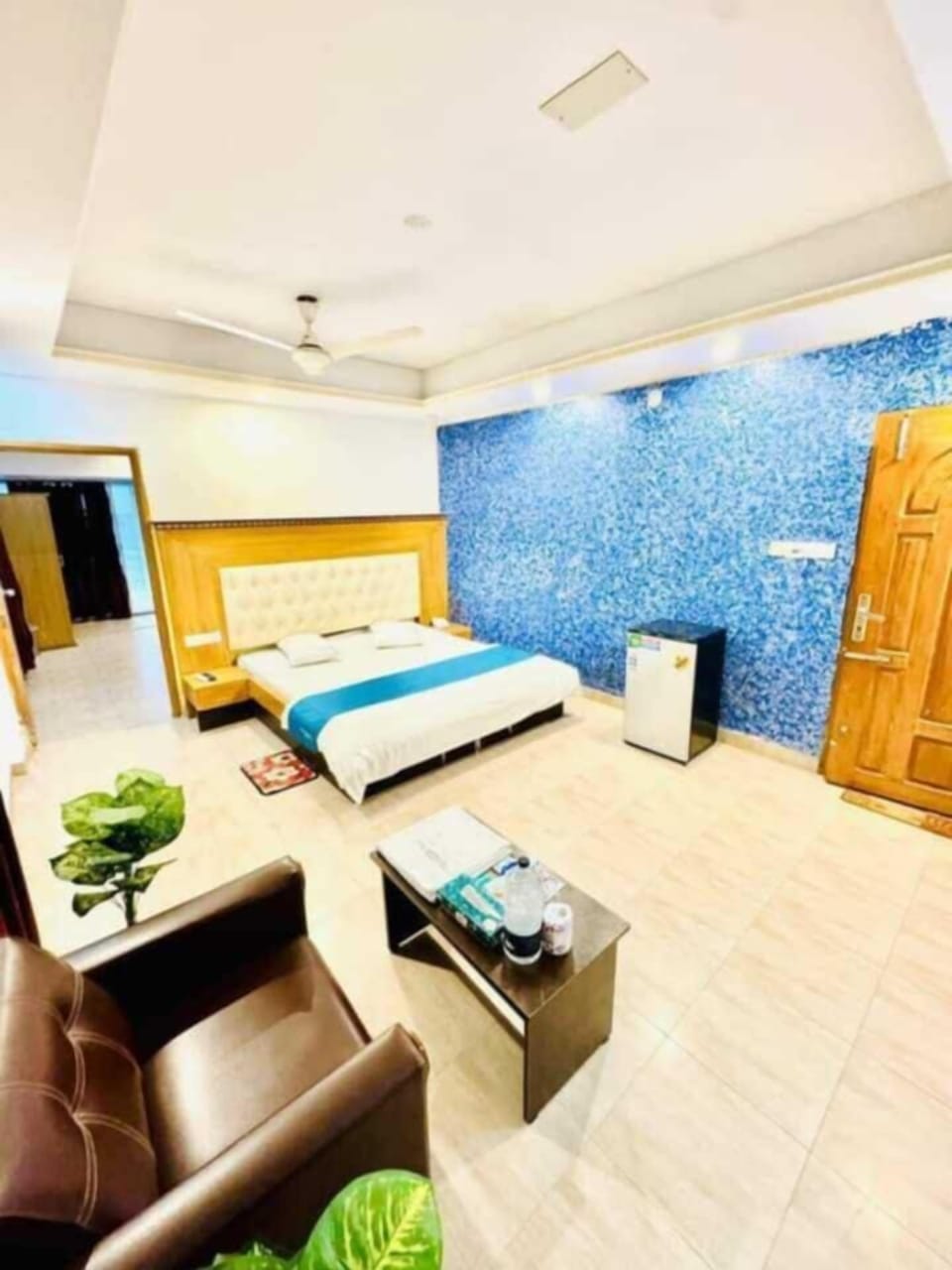 Down comforters, desk, laptop workspace, WiFi (free)
