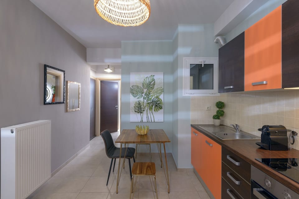 City Apartment | Private kitchen | Full-size fridge, oven, stovetop, coffee/tea maker