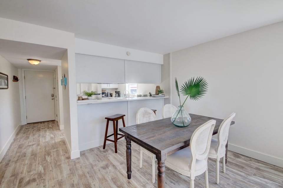 Condo, 2 Bedrooms | Dining