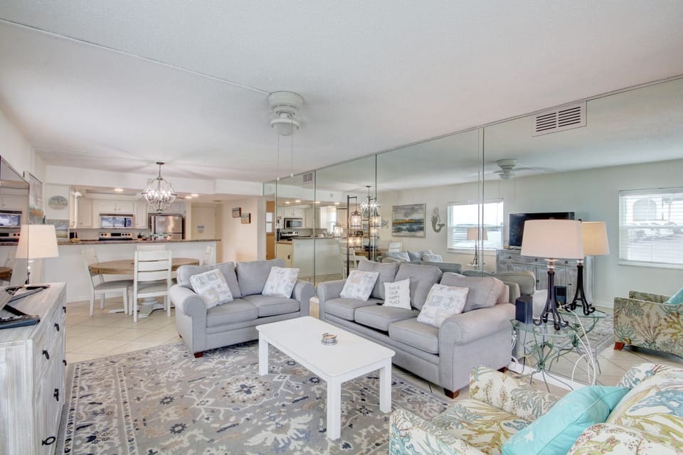 Condo, 2 Bedrooms | Living area