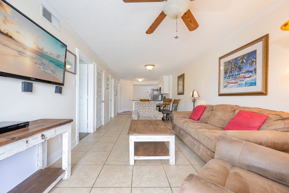 Condo, 2 Bedrooms | Living area