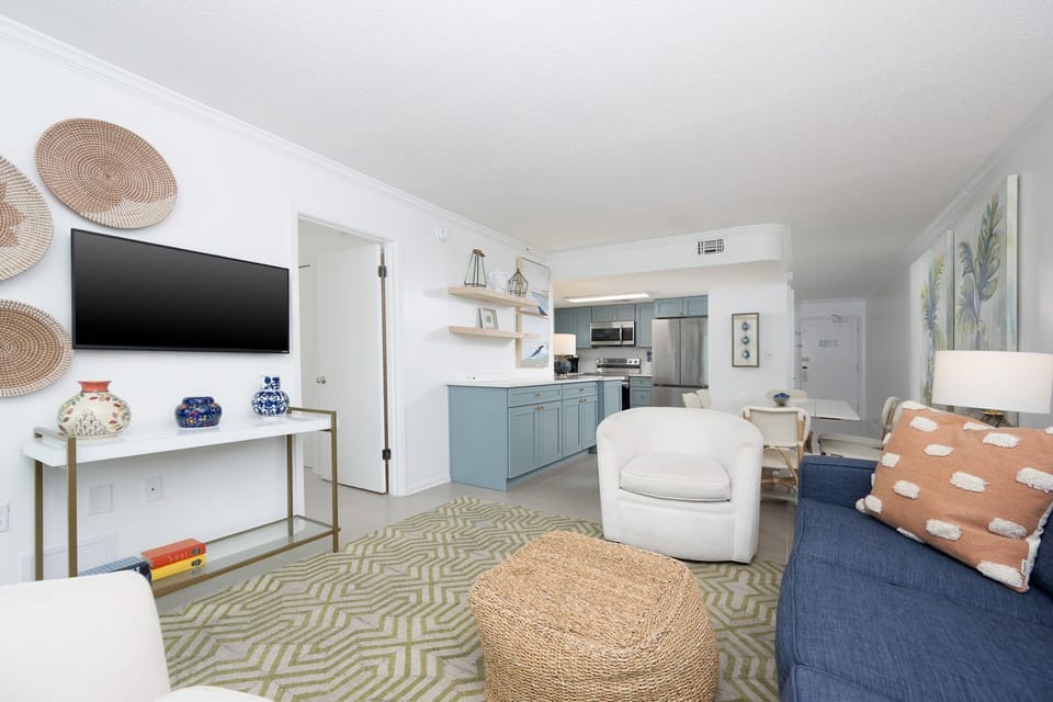 Condo, 2 Bedrooms | Living area