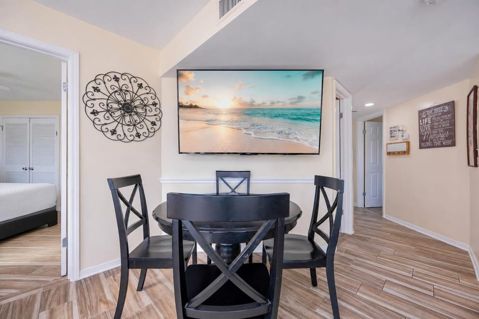 Condo, 2 Bedrooms | Dining