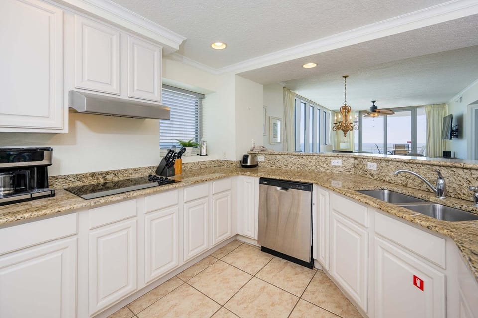 Condo, 4 Bedrooms | Private kitchen | Fridge, oven, coffee/tea maker