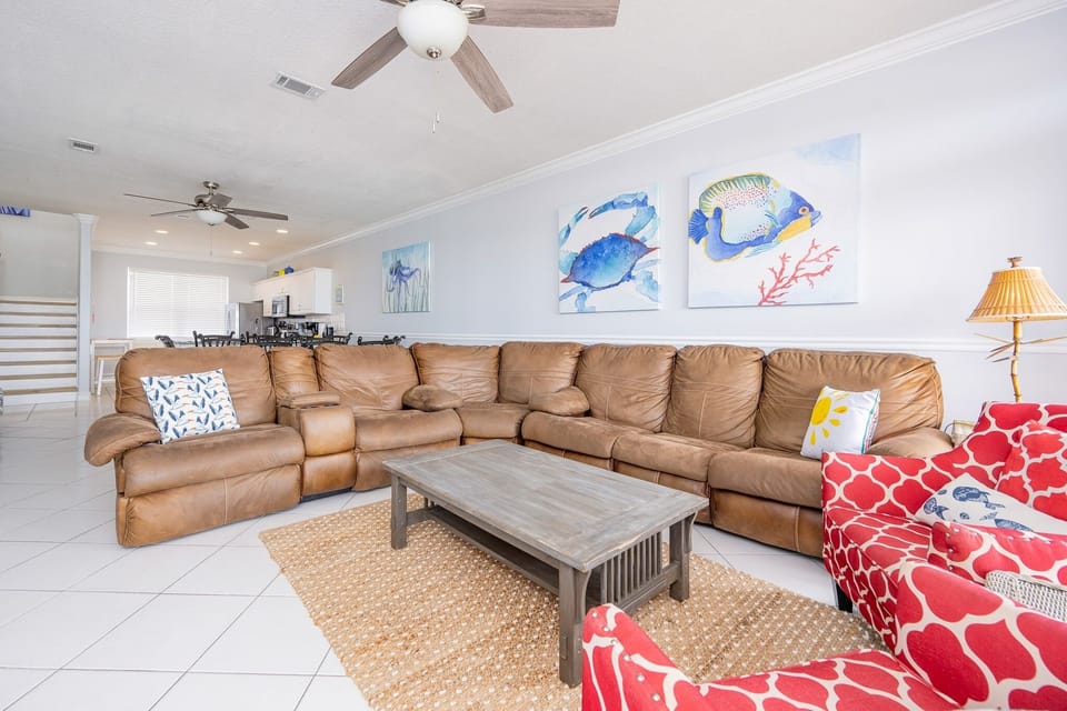 House, 5 Bedrooms | Living area
