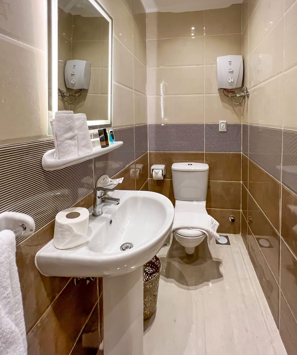 Shower, rainfall showerhead, free toiletries, hair dryer