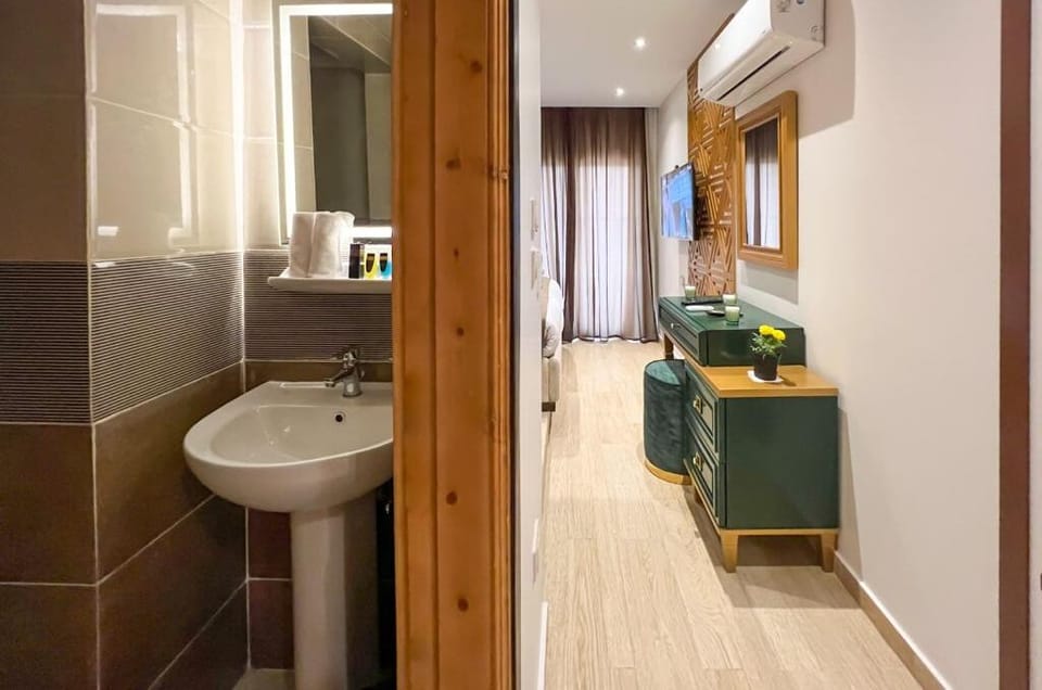 Shower, rainfall showerhead, free toiletries, hair dryer