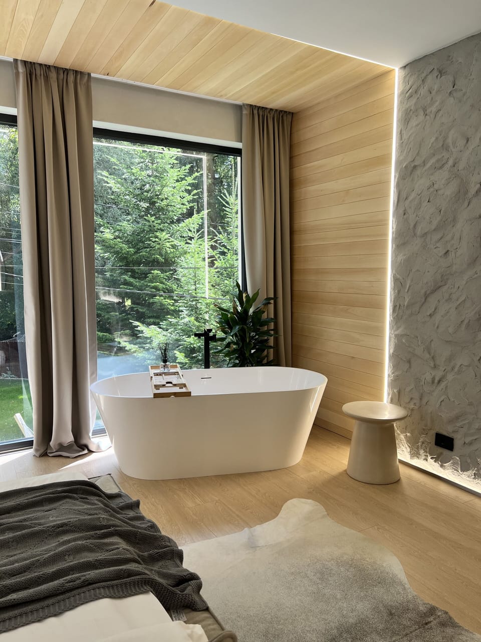 Junior Suite | 1 bedroom, hypo-allergenic bedding, desk, free WiFi