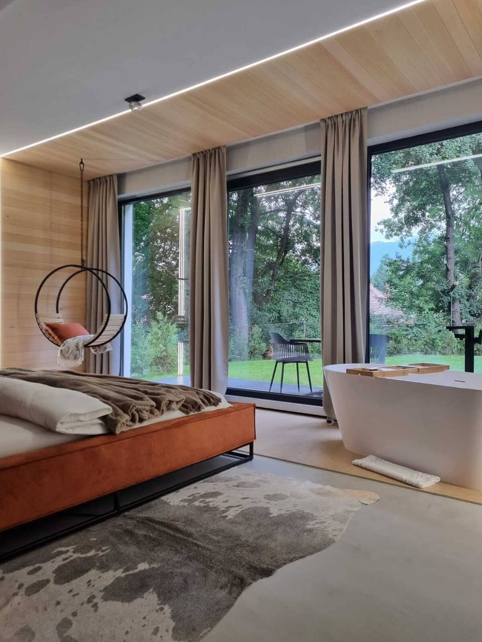 Junior Suite | 1 bedroom, hypo-allergenic bedding, desk, free WiFi