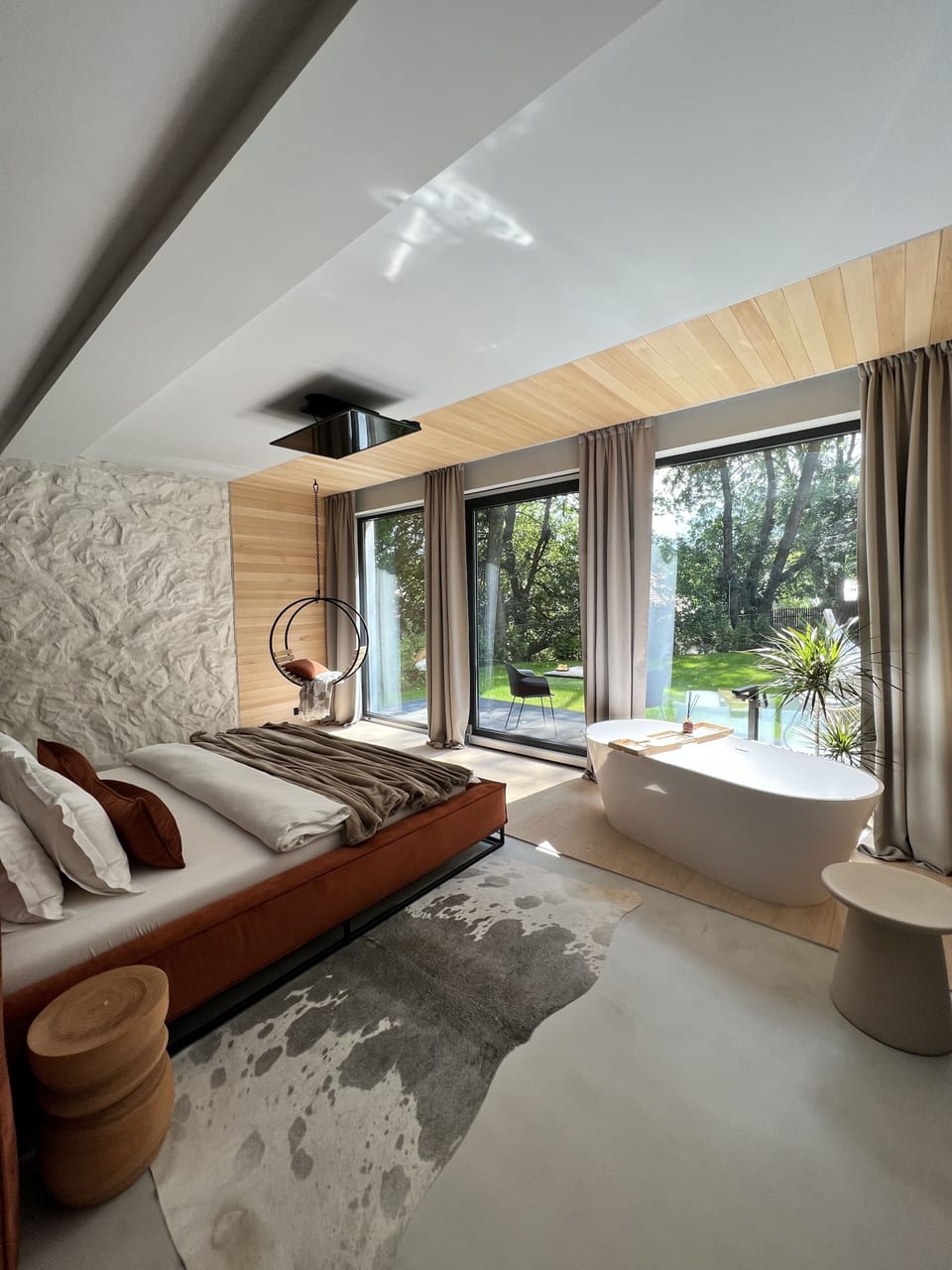 Junior Suite | 1 bedroom, hypo-allergenic bedding, desk, free WiFi