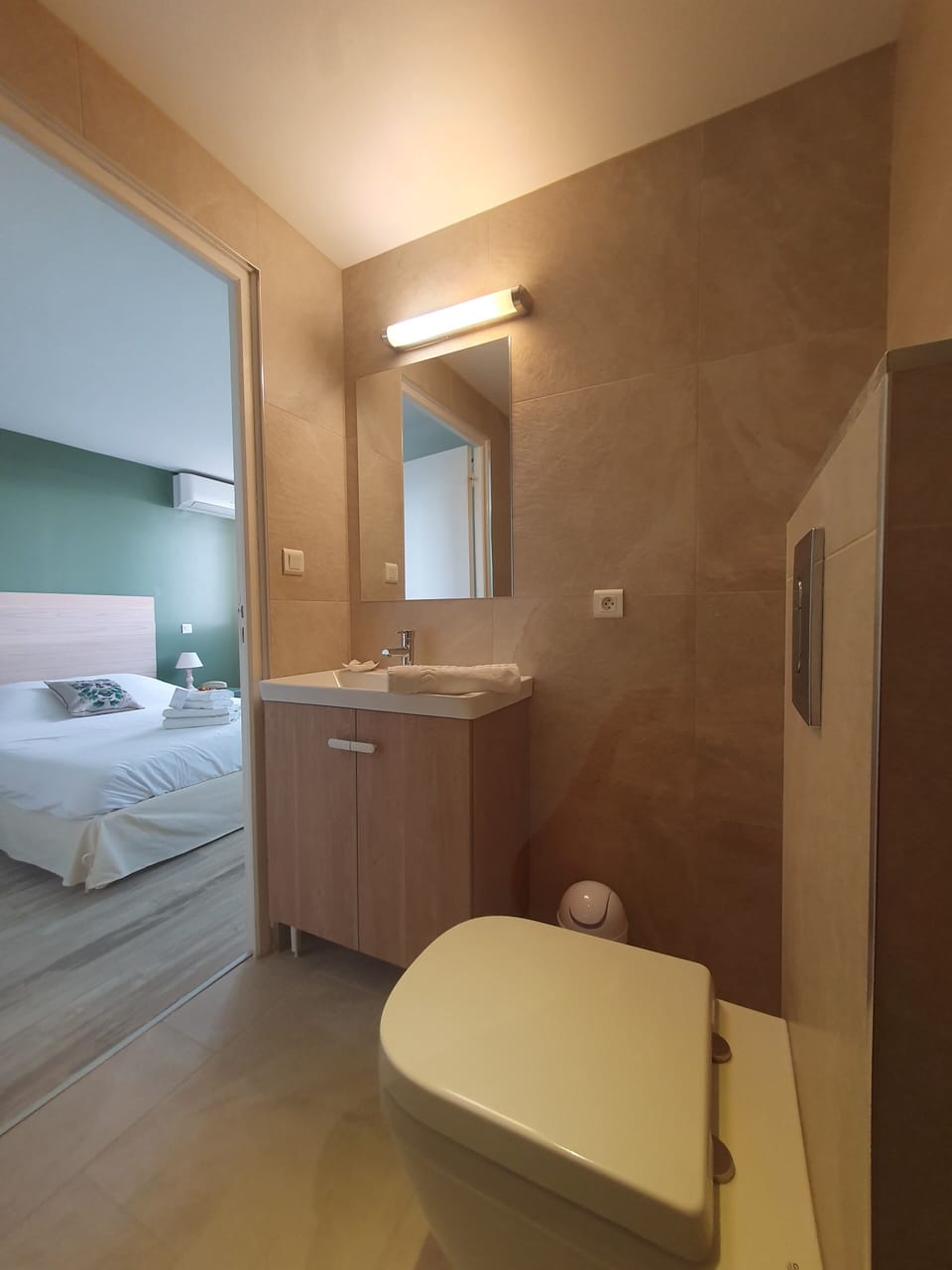 Superior Quadruple Room | Bathroom | Free toiletries, towels