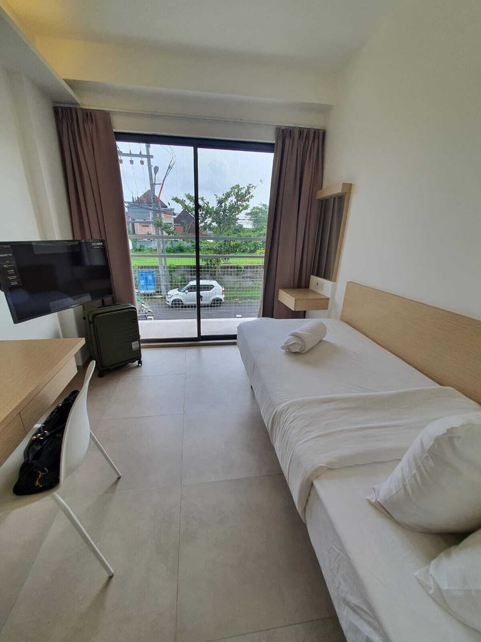 Laptop workspace, free WiFi, bed sheets