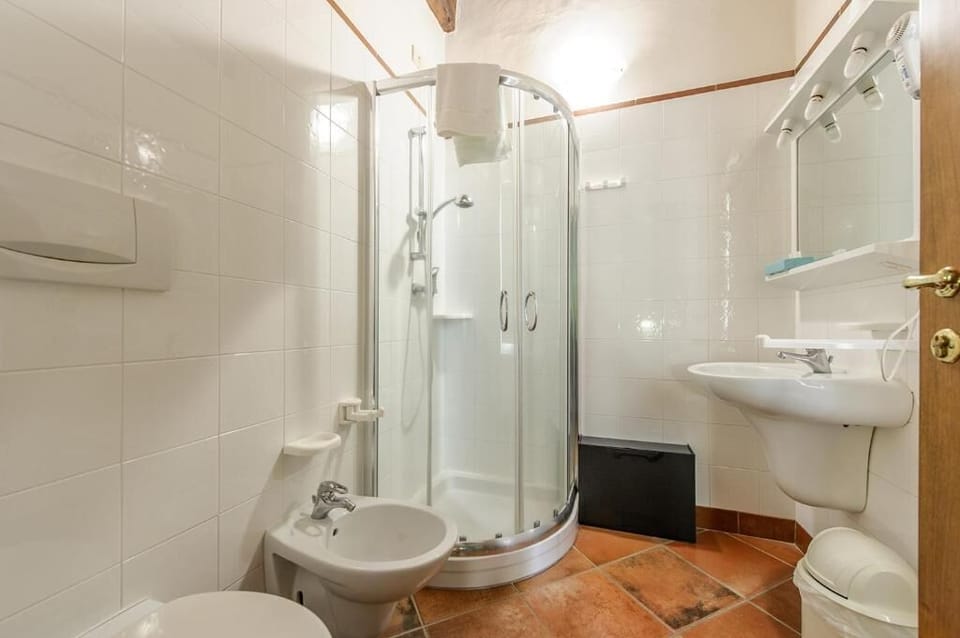 Comfort Room | Bathroom | Shower, free toiletries, hair dryer, towels