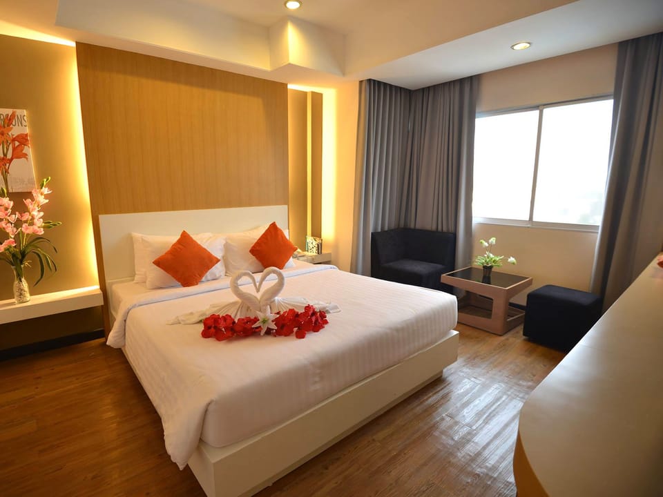 Deluxe Room | Premium bedding, in-room safe, rollaway beds (surcharge), WiFi (free)