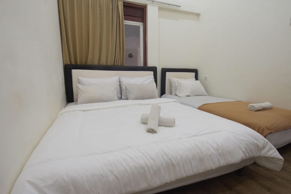 Family Triple Room | Soundproofing, rollaway beds, free WiFi, bed sheets