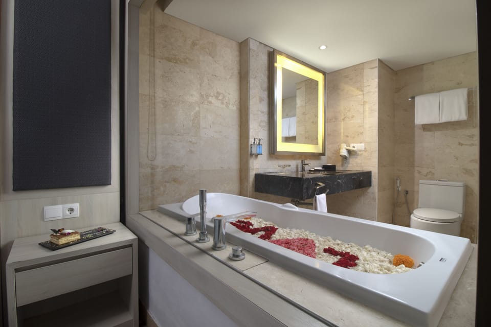 Club Double Room | Bathroom | Free toiletries, hair dryer, slippers, towels