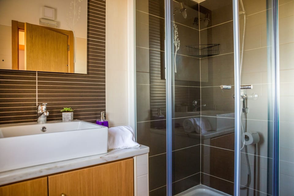 Comfort Apartment, 1 Queen Bed, Kitchen, Slope side | Bathroom | Shower, rainfall showerhead, free toiletries, hair dryer