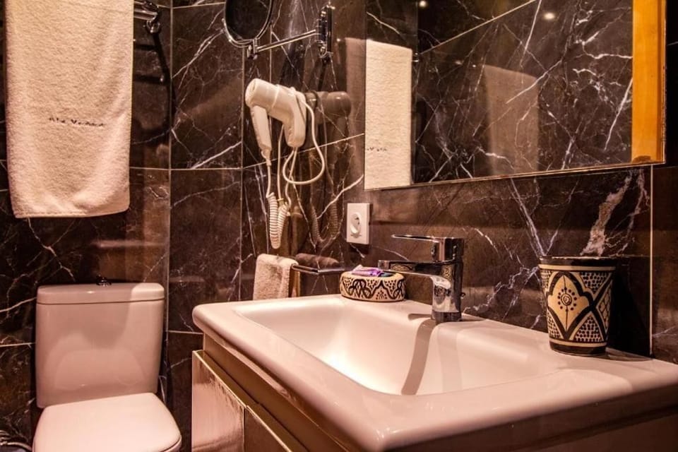 Separate tub and shower, towels
