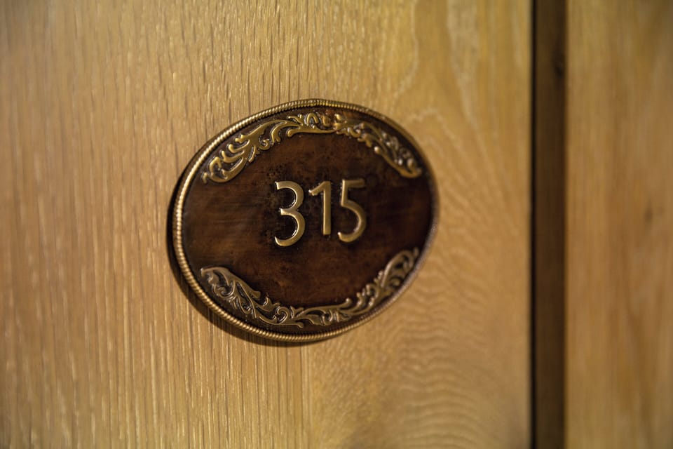 Room, 1 King Bed, Fireplace | Property amenity