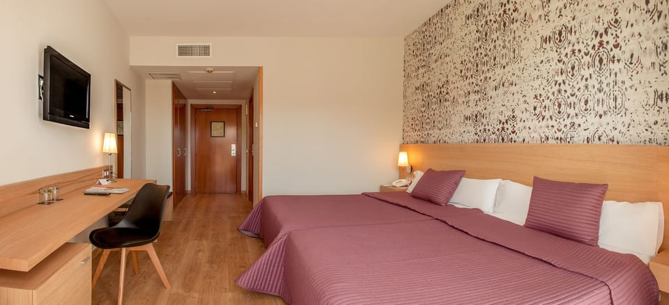 Minibar, in-room safe, desk, iron/ironing board