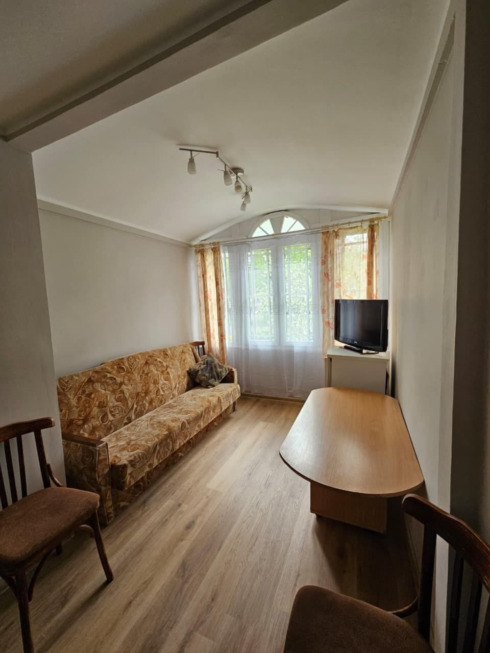 Basic Room | Living area | 40-inch LED TV with digital channels, TV