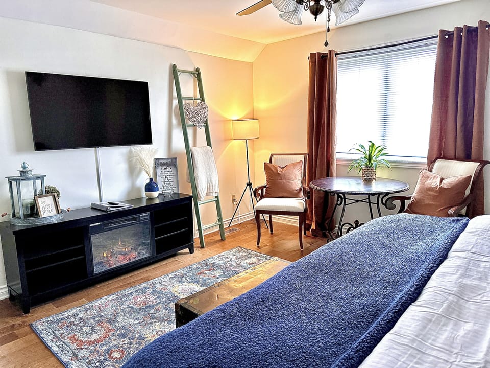 Premium Room | Bathroom | Shower, rainfall showerhead, free toiletries, hair dryer