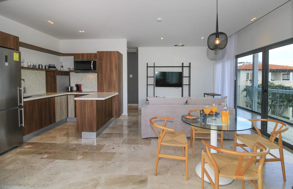 Presidential Suite, City View | Dining room
