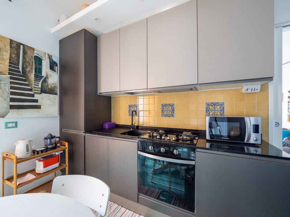 Gallery House | Private kitchen | Full-size fridge, microwave, oven, stovetop