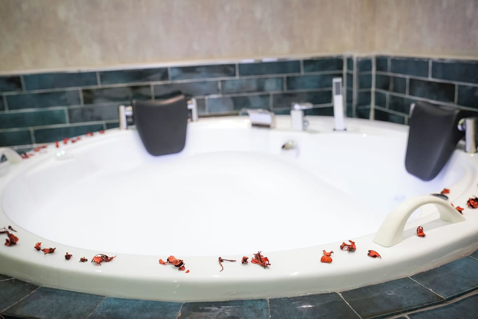 Deluxe Room | Jetted tub