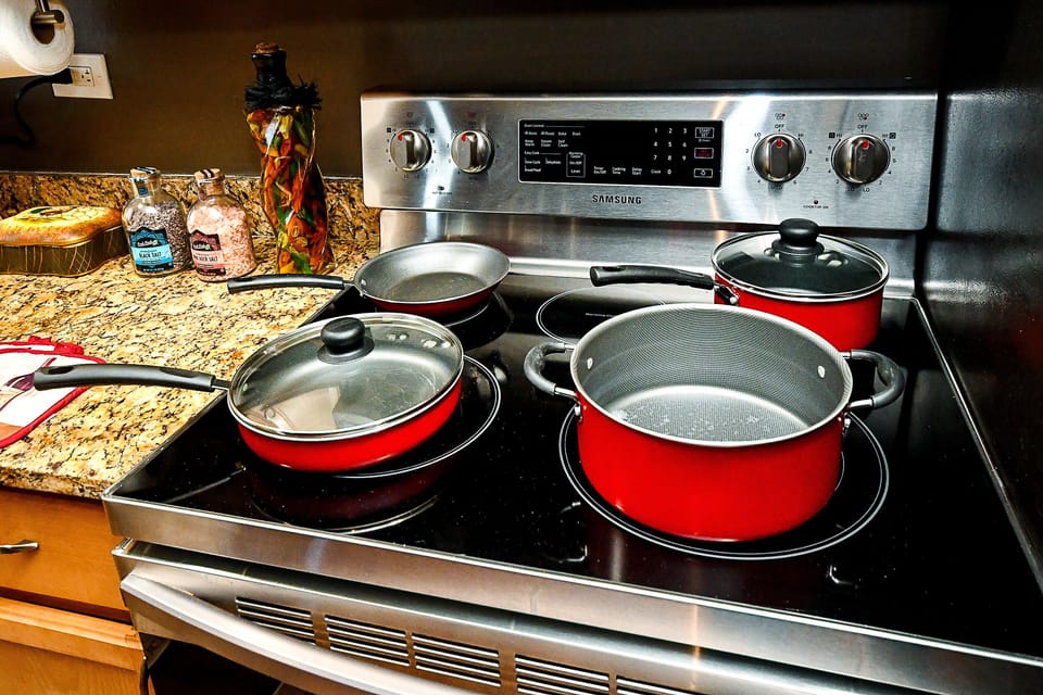 Deluxe Condo, Multiple Beds, Kitchen, City View | Private kitchen | Microwave, oven