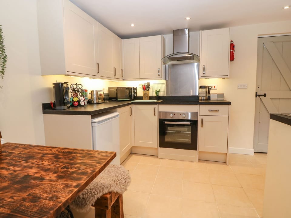 Cottage | Private kitchen | Fridge, electric kettle, toaster, cookware/dishes/utensils