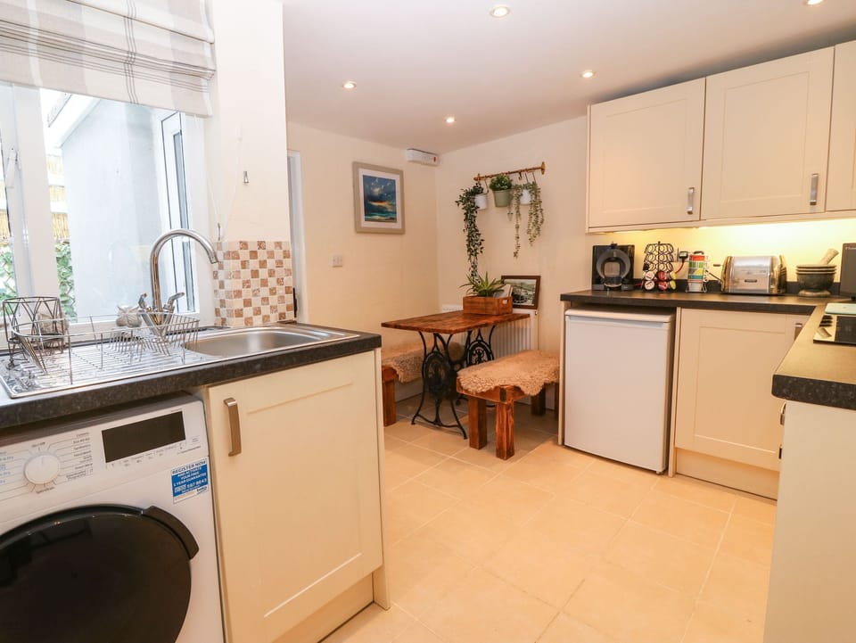 Cottage | Private kitchen | Fridge, electric kettle, toaster, cookware/dishes/utensils