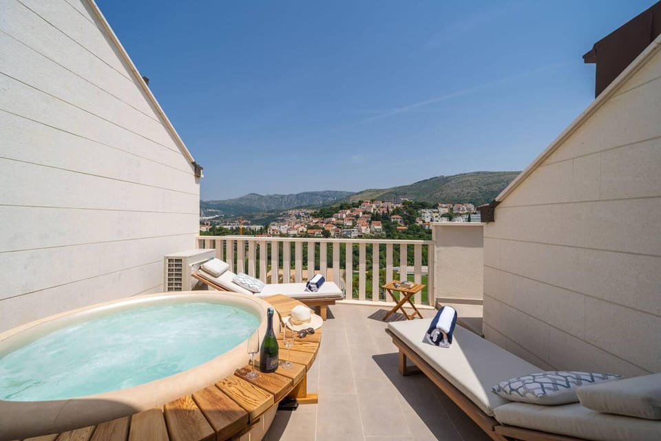 Apartment | Outdoor spa tub