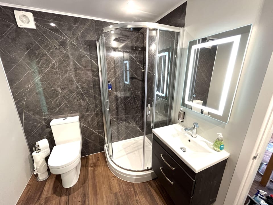 Cabin | Bathroom | Shower, hair dryer, towels