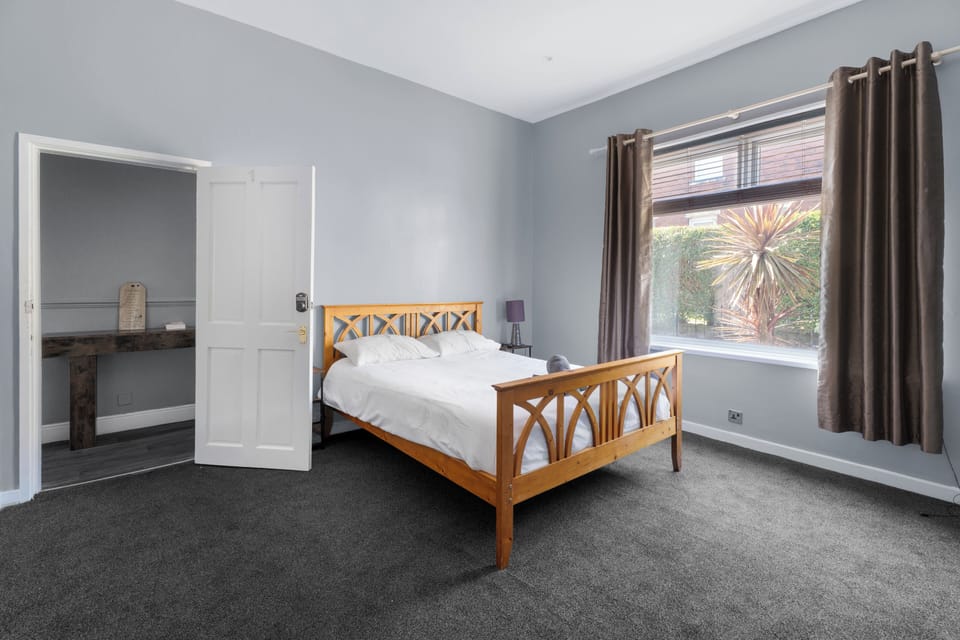Deluxe Room, 1 King Bed | Desk, laptop workspace, WiFi (free), individually furnished
