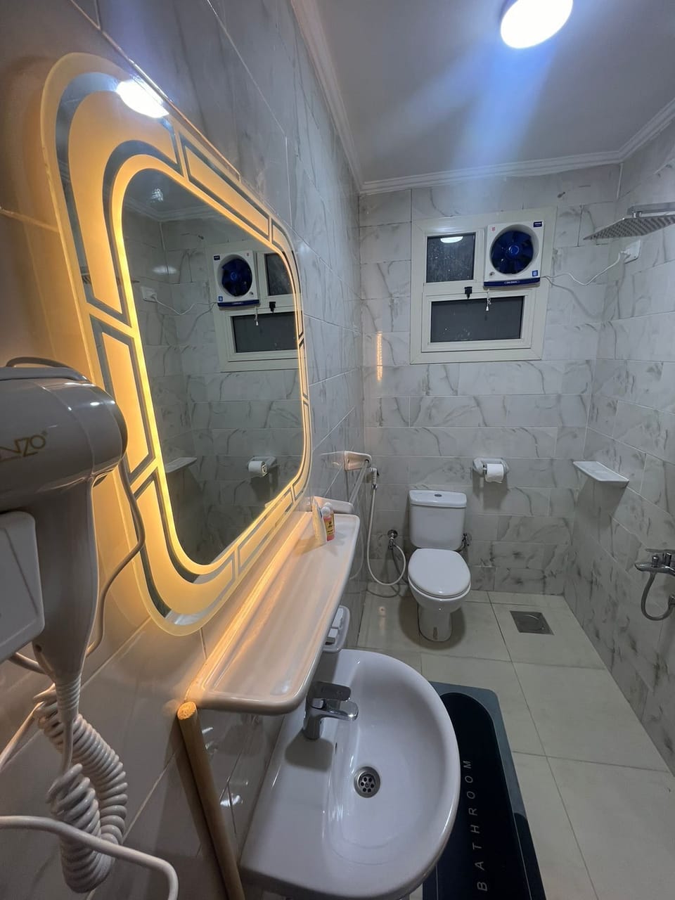 Deluxe Studio Suite | Bathroom | Shower, rainfall showerhead, eco-friendly toiletries, bathrobes
