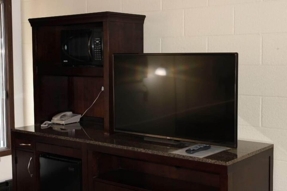 Standard Single Room, 1 Queen Bed | Desk, laptop workspace, blackout drapes, iron/ironing board
