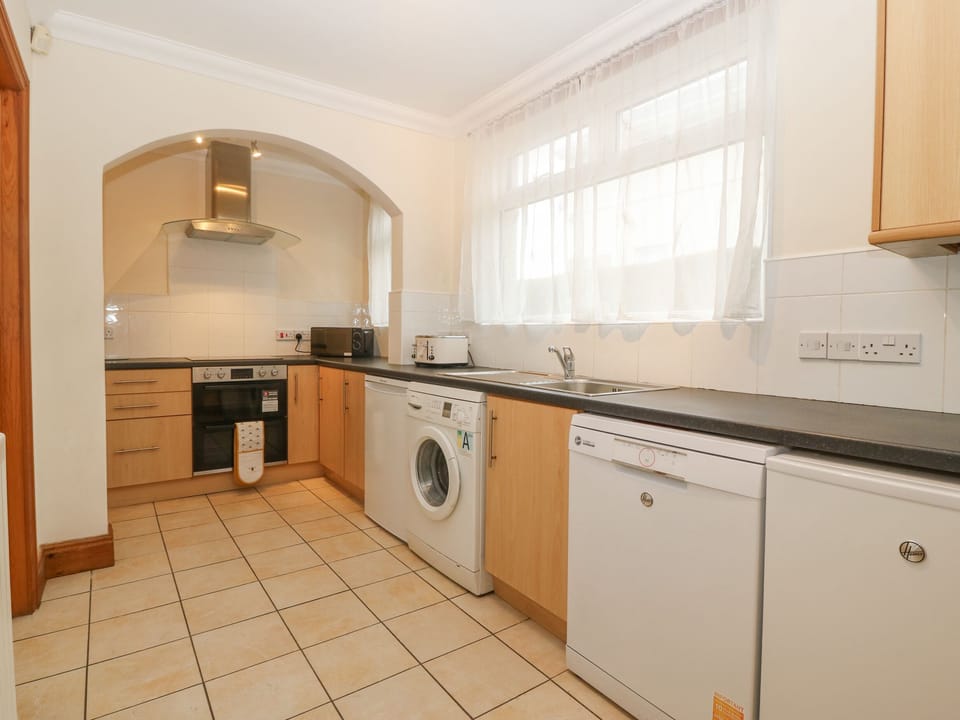 Cottage | Private kitchen | Fridge, dishwasher, electric kettle, toaster