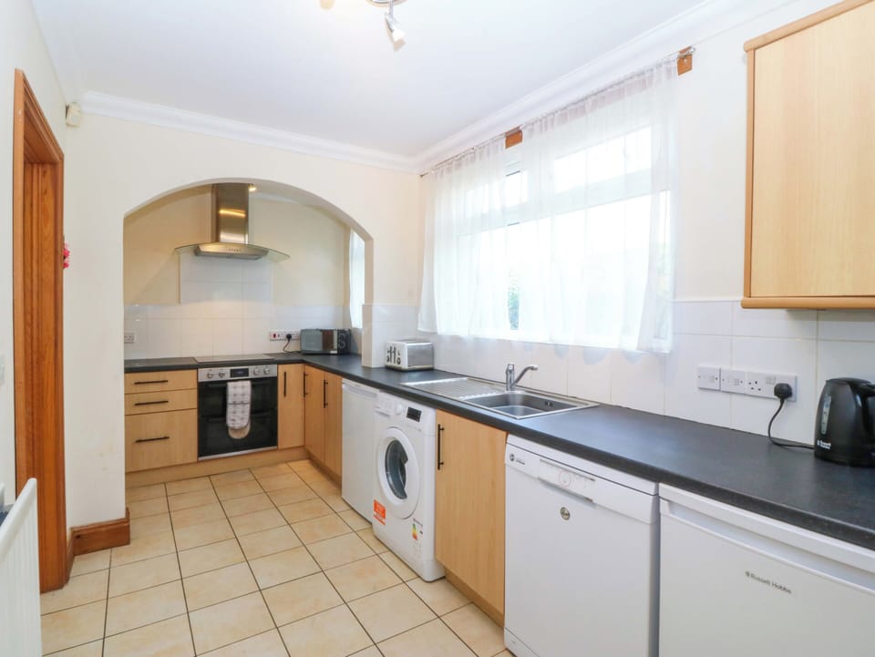 Cottage | Private kitchen | Fridge, dishwasher, electric kettle, toaster