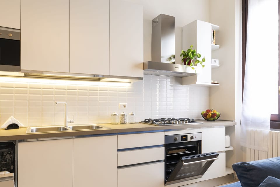 Standard Apartment | Private kitchen | Full-size fridge, microwave, oven, stovetop