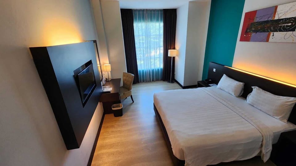 Deluxe King Room | Premium bedding, desk, soundproofing, WiFi (free)