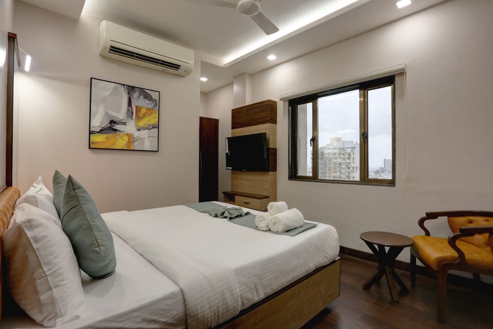 Classic Room | Premium bedding, in-room safe, desk, laptop workspace