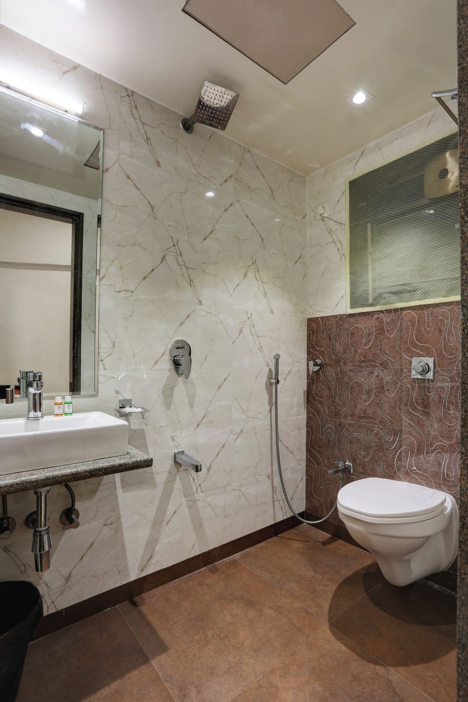 Deluxe Room | Bathroom | Shower, rainfall showerhead, free toiletries, towels