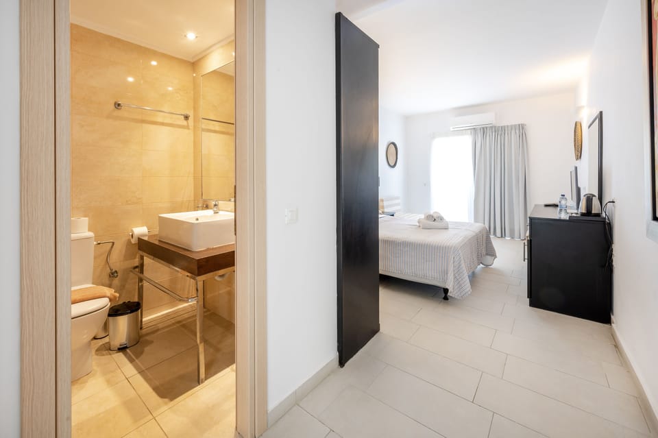 Superior Room, Sea View | Bathroom | Free toiletries, hair dryer, towels