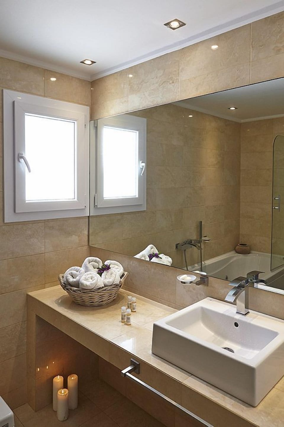 Junior Suite | Bathroom | Free toiletries, hair dryer, towels