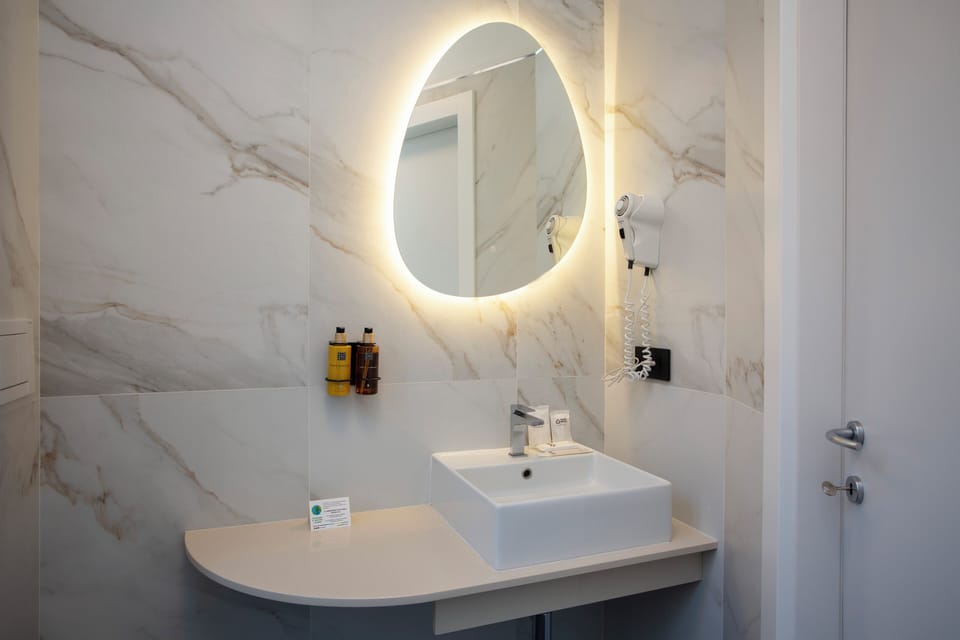 Single Room, Balcony, City View | Bathroom | Designer toiletries, hair dryer, towels, soap