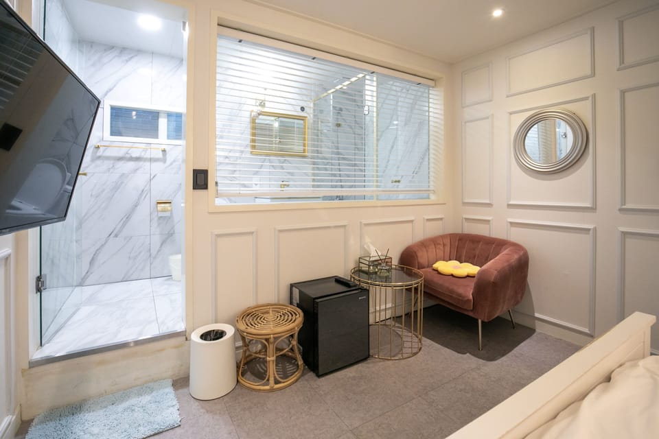 Deluxe Double Room, No Windows | Individually decorated, individually furnished, iron/ironing board