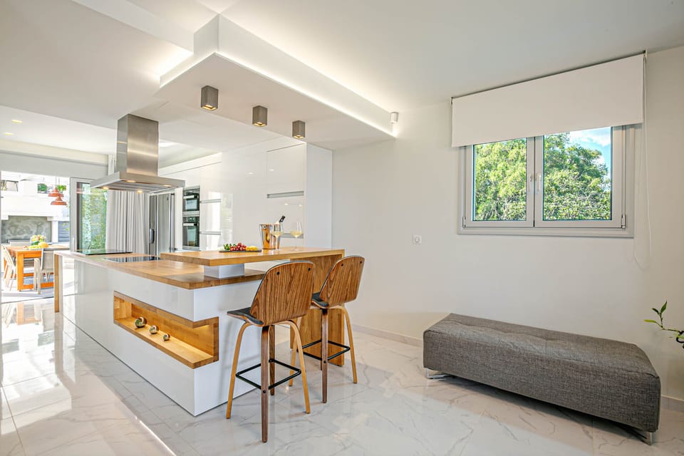 Deluxe Villa | Private kitchen | Espresso maker, coffee/tea maker, electric kettle, paper towels